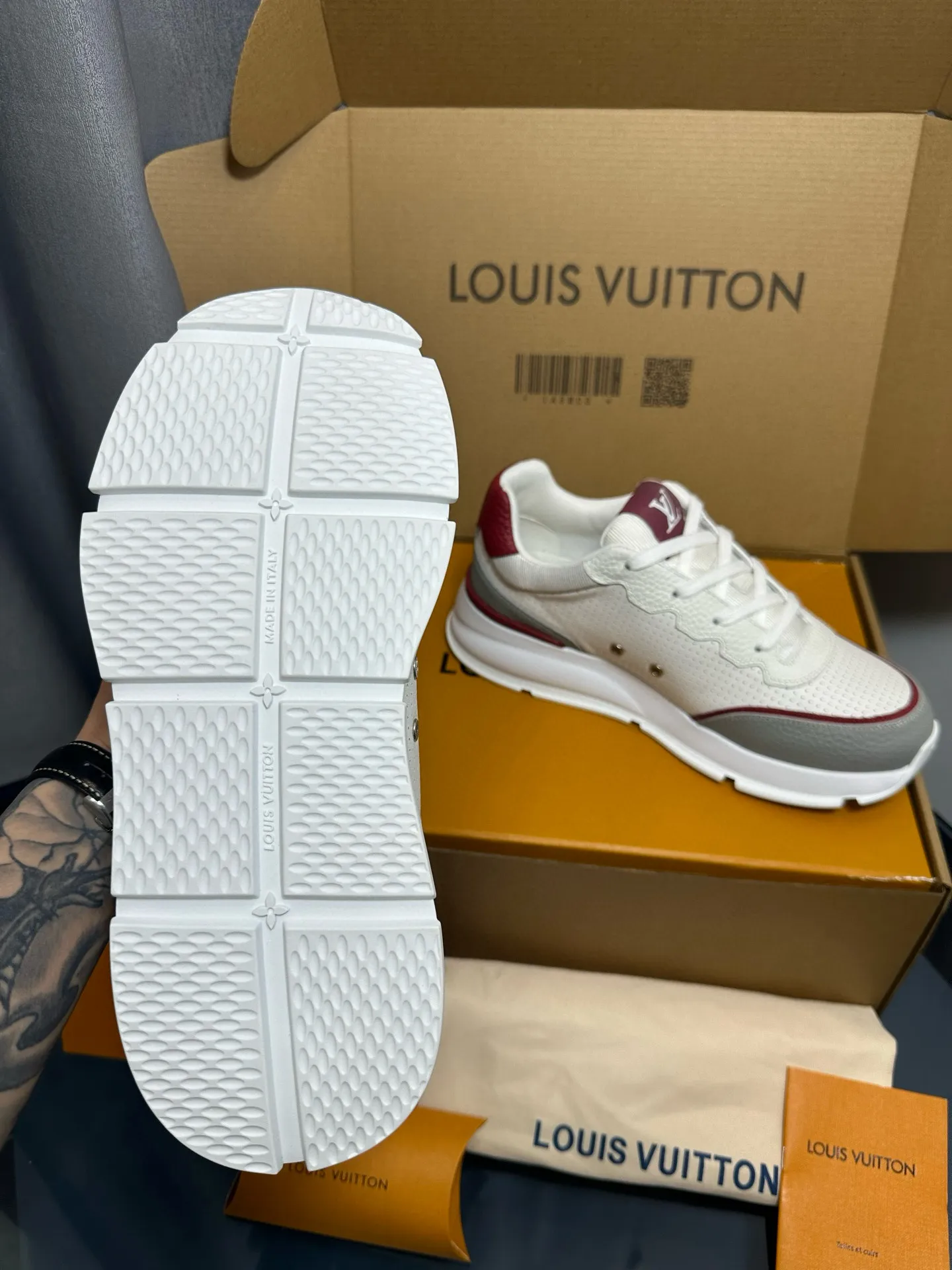 Factory price: 700💰🌈LV | Louis Vuitton 2025𝐬𝐬 🧡💚2025 spring and summer new style top version‼ ️The original version is the same. The counter focuses on the latest casual shoes and new hard goods🆕 ❥Purchasing agent level! Full of high-end feel! A popular model among bloggers at home and abroad, it’s retro and fashionable, and looks stunning on your feet! Wear a lot of happiness! The official website's main recommendation★ ━━━━━ ЅᏇєєt ━━━━━ ▪️Upper: Original custom-made imported calfskin fabric ▪️Inner: breathable gauze imported from Italy ▪️Outsole: rubber foam ➕t men's men's shoes 💰u high-end outsole ▪️Color: nine colors available ▪️Shoe size: 35-44, (45, 46 customized)